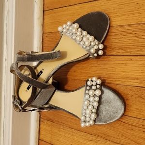 Zara Ankle Strap Sandals Women's 38 / 7.5 Gray Velvet Pearl Block Heel N…